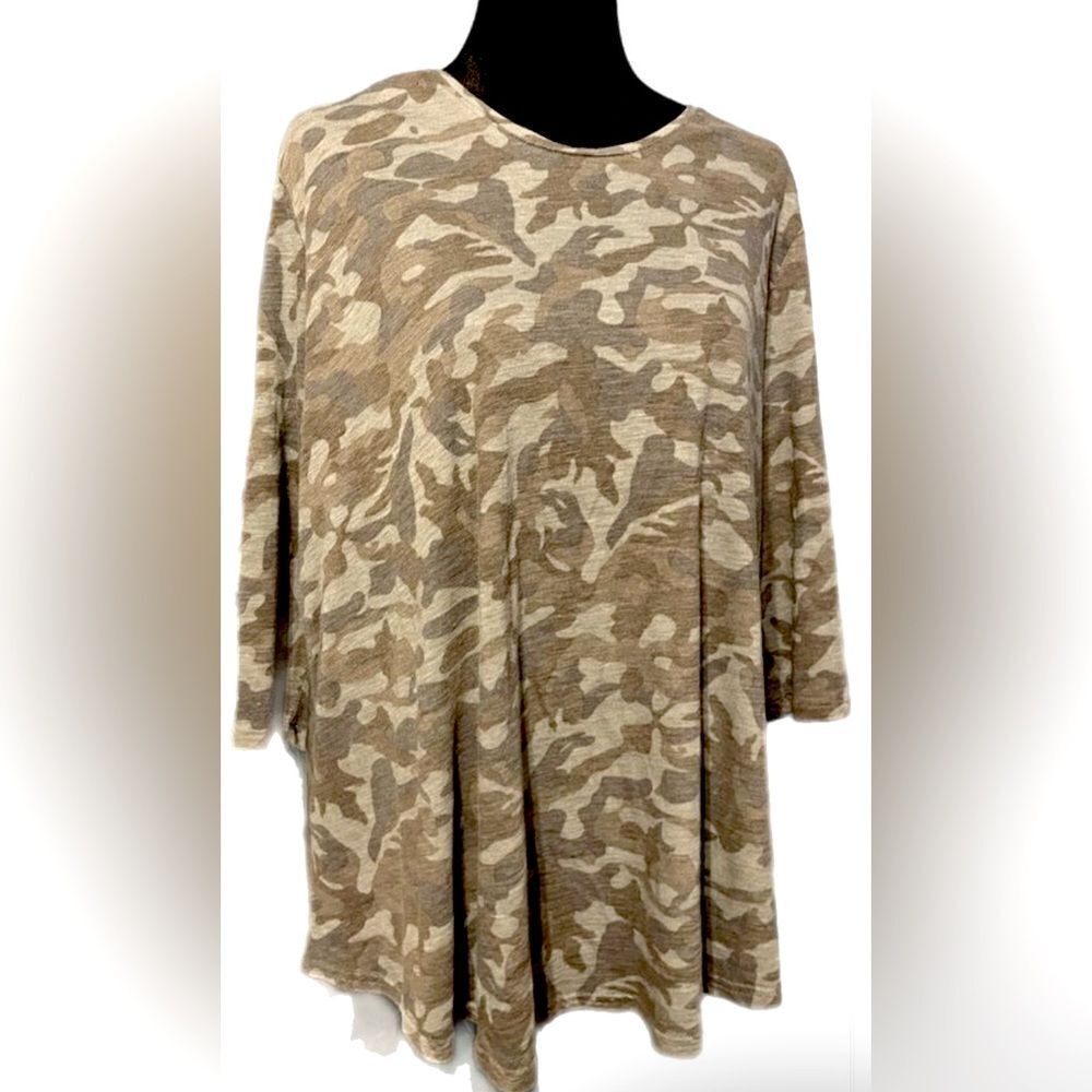 BIT & BRIDLE women’s Camo print oversized top. Size L